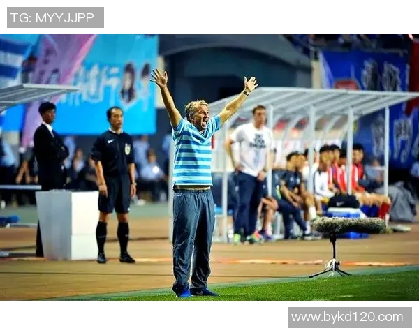 足球明星意外摔倒瞬间引热议 球场上演跌宕起伏惊险一幕