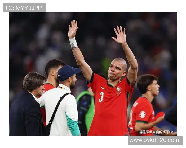 退役后依然饱受伤痛困扰的足球巨星：回首辉煌与挑战人生的痛与坚持